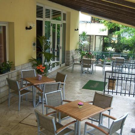 Hotel Cannes Римини Екстериор снимка