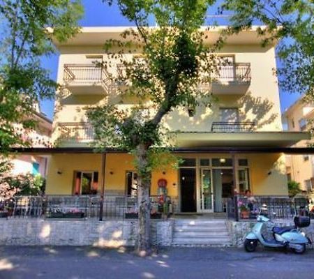 Hotel Cannes Римини Екстериор снимка