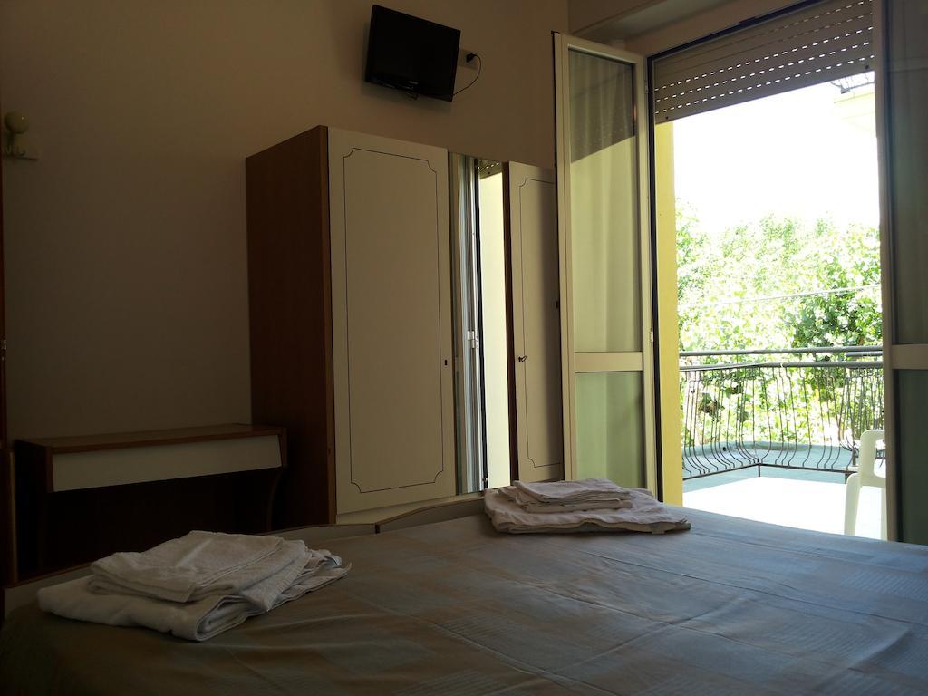 Hotel Cannes Римини Стая снимка
