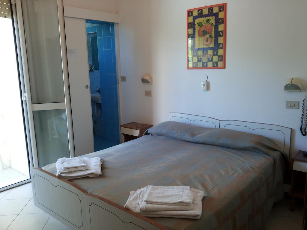Hotel Cannes Римини Стая снимка