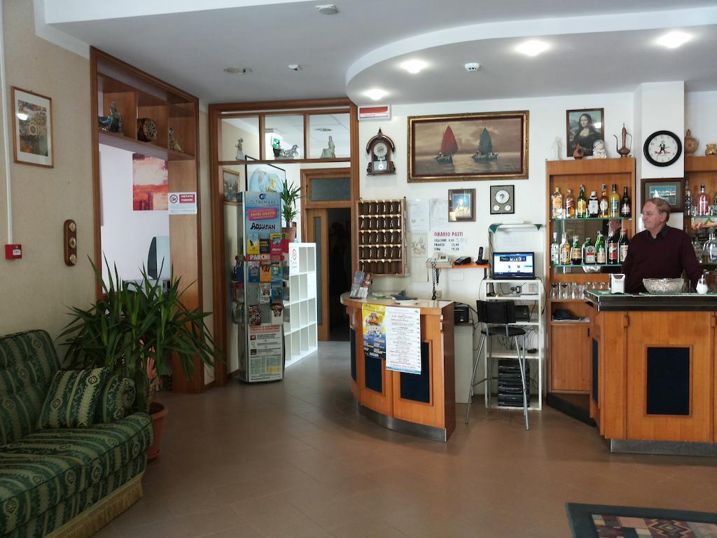 Hotel Cannes Римини Екстериор снимка