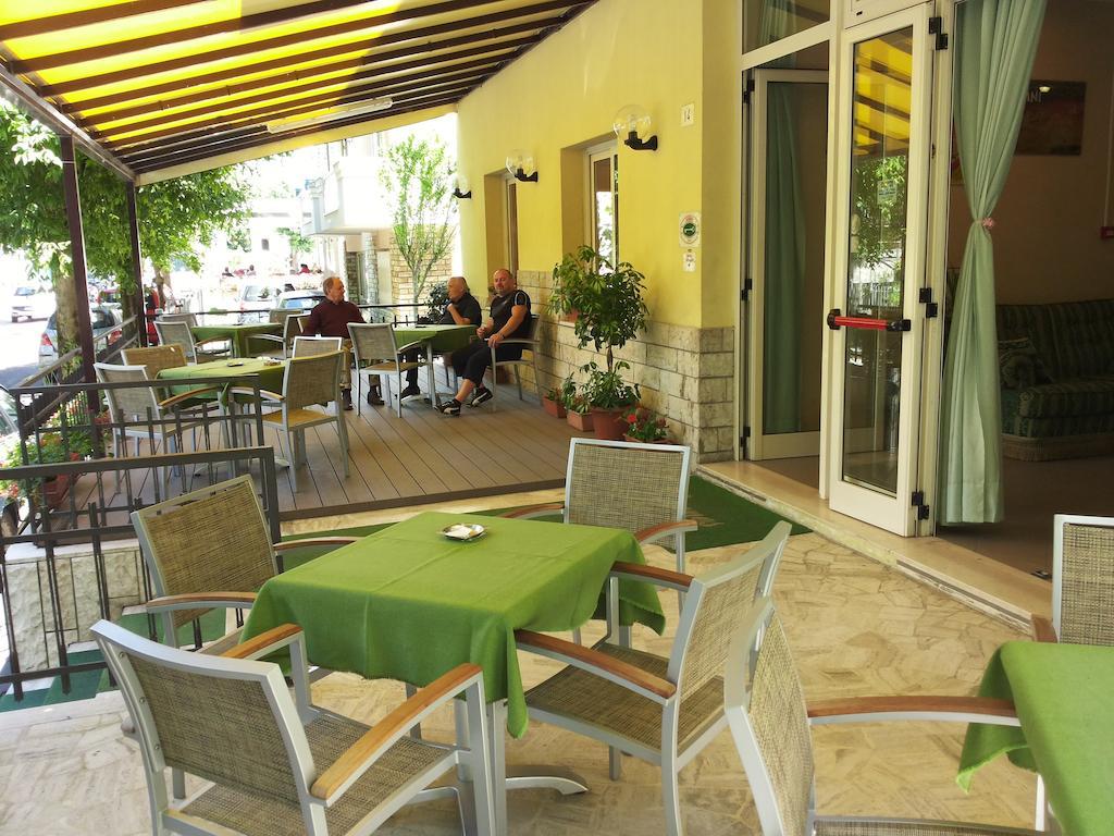 Hotel Cannes Римини Екстериор снимка