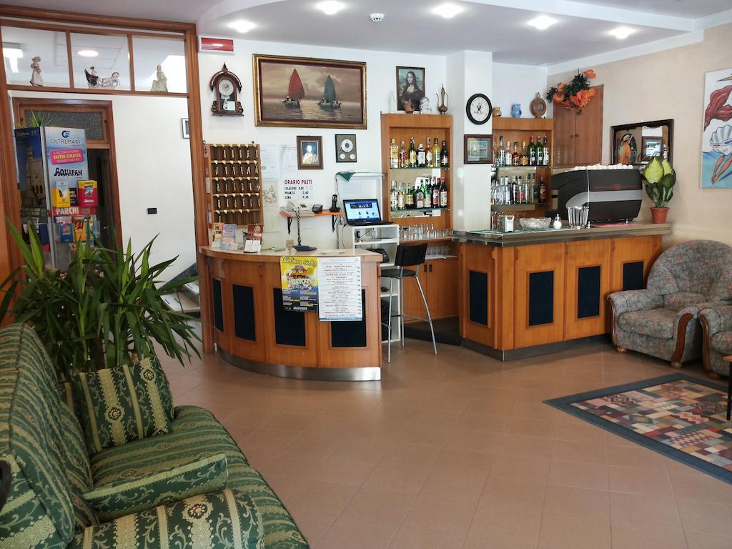 Hotel Cannes Римини Екстериор снимка