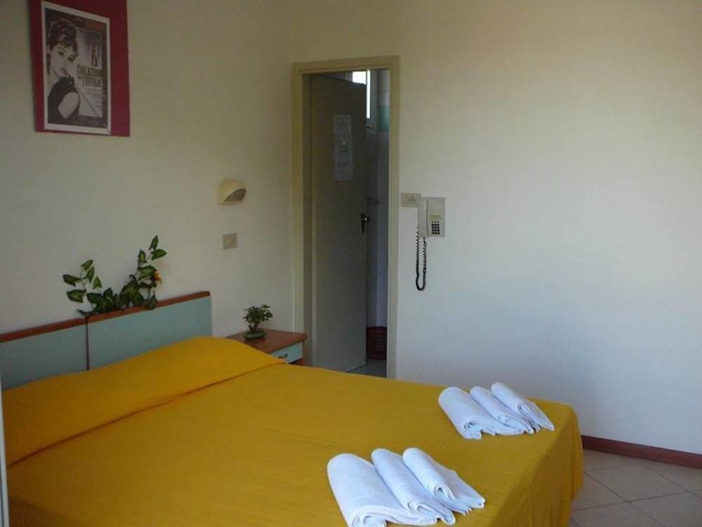 Hotel Cannes Римини Екстериор снимка