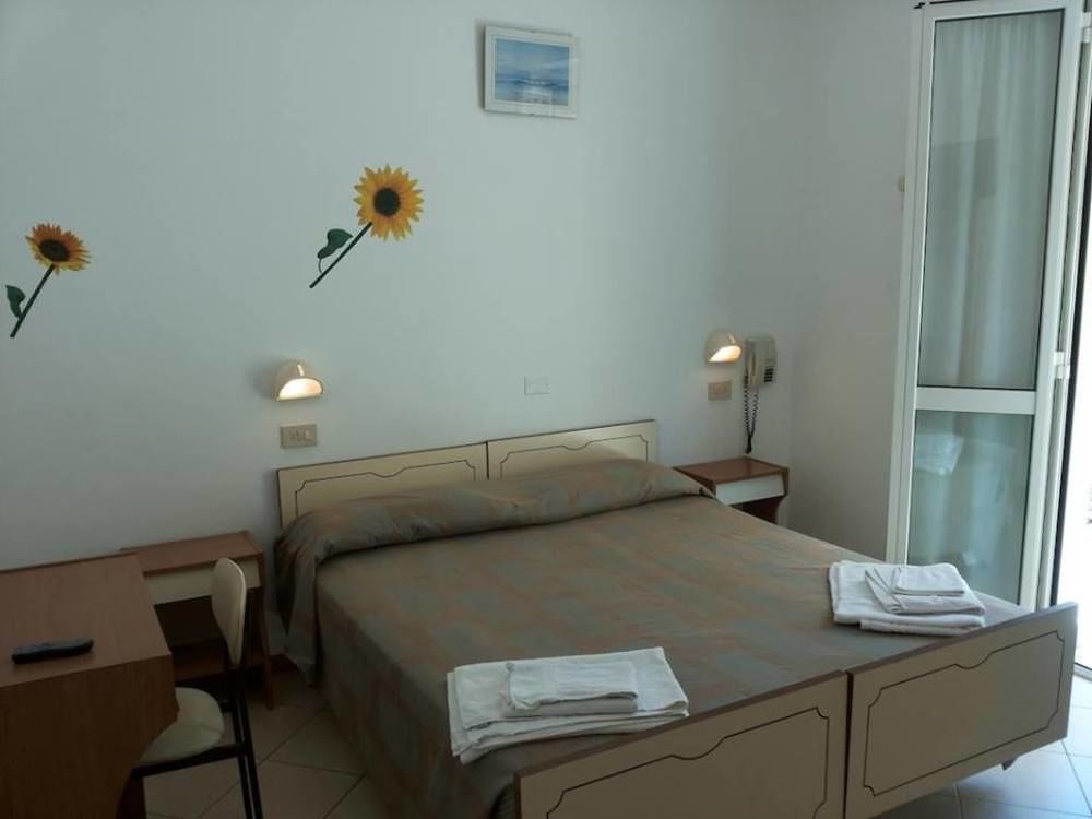 Hotel Cannes Римини Екстериор снимка