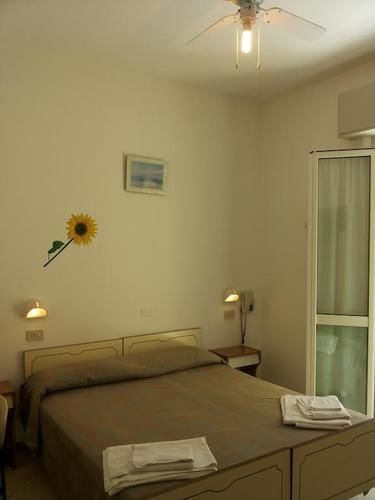 Hotel Cannes Римини Екстериор снимка