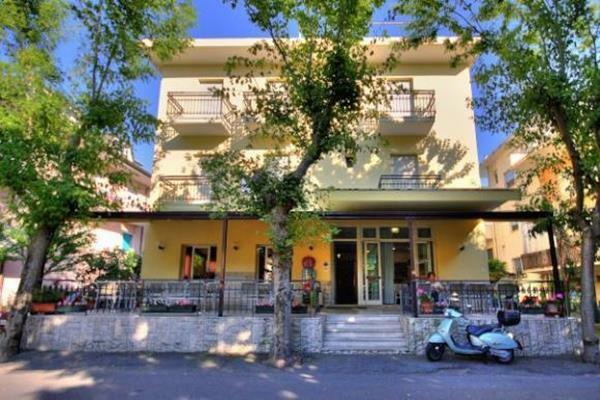 Hotel Cannes Римини Екстериор снимка
